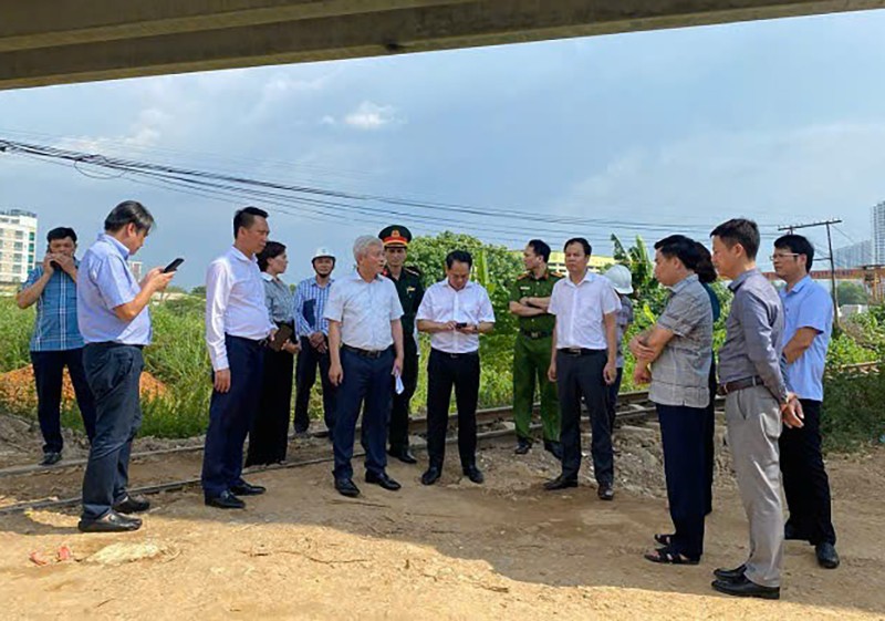 Nhanh chóng giải tỏa cây đổ, đảm bảo giao thông các tuyến đường