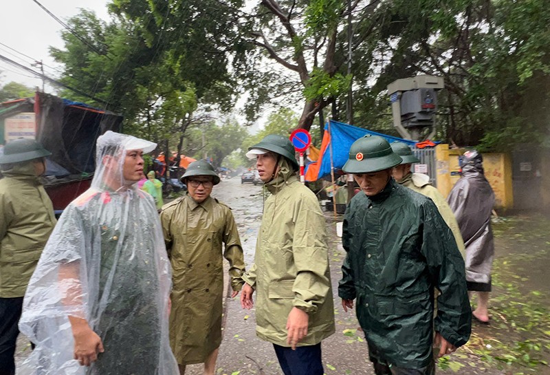 Nhanh chóng giải tỏa cây đổ, đảm bảo giao thông các tuyến đường