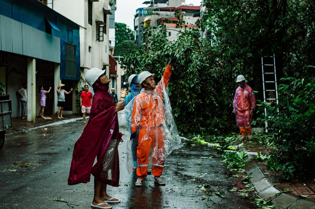 Chiến sĩ điện lực đội mưa bão khôi phục dòng điện sinh hoạt cho người dân