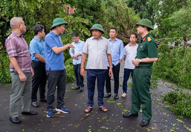 Chủ tịch UBND thành phố Hà Nội Trần Sỹ Thanh thị sát hiện trường, kiểm tra công tác khắc phục hậu quả bão số 3 tại quận Hoàn Kiếm (Ảnh: HNM)