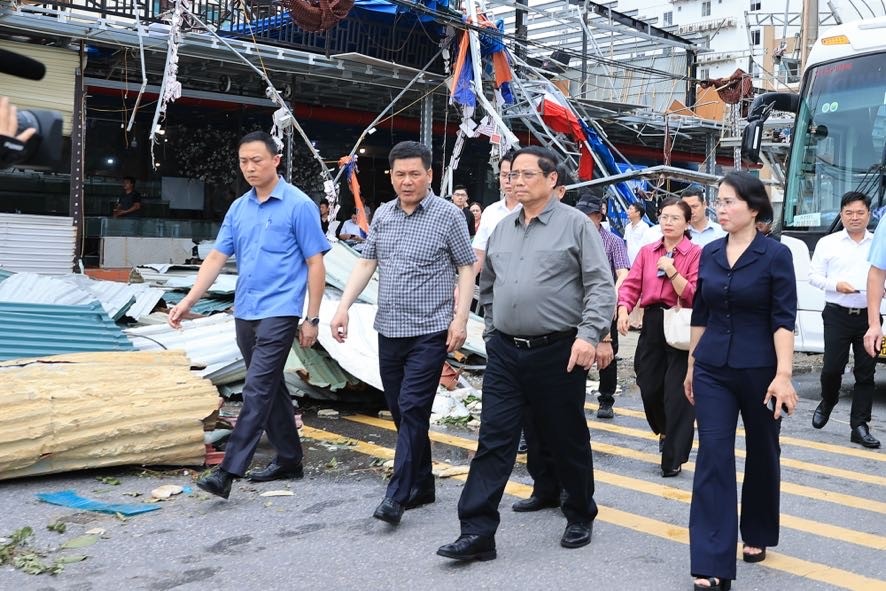 Thủ tướng Phạm Minh Chính đi kiểm tra tình hình thiệt hại, chỉ đạo triển khai các biện pháp cấp bách khắc phục hậu quả cơn bão số 3 tại Quảng Ninh - Ảnh: VGP/Nhật Bắc