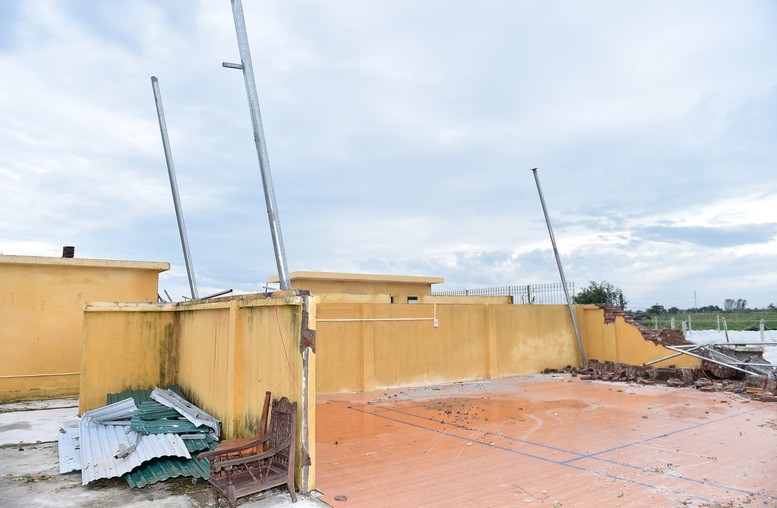 Gió mạnh đã cuốn bay toàn bộ khung và mái nhà của nhà đa năng của trường ra xa hơn 120m - Ảnh: VGP/Đức Tuân
