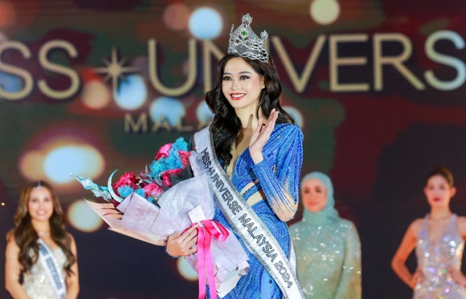 Miss Universe Malaysia 2024 diện thiết kế của Nguyễn Minh Tuấn khi đăng quang