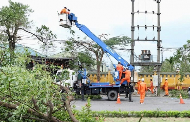 EVN khẩn trương khôi phục 100% nguồn điện cho khách hàng sau bão