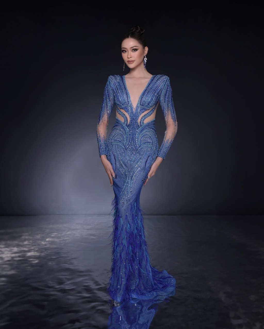 Miss Universe Malaysia 2024 diện thiết kế của Nguyễn Minh Tuấn khi đăng quang