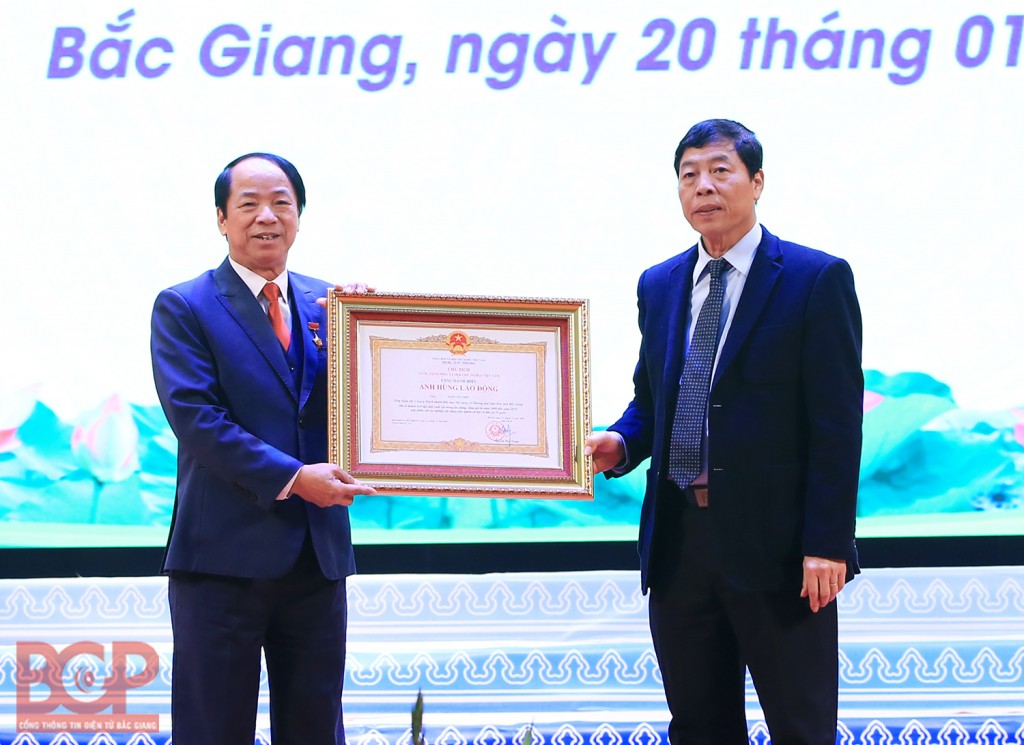 ông Ngô Văn Sơn - Tổng Giám đốc Công ty TNHH Xây dựng và Thương mại Lam Sơn , đón nhận  danh hiệu Anh hùng Lao động thời kỳ đổi mới