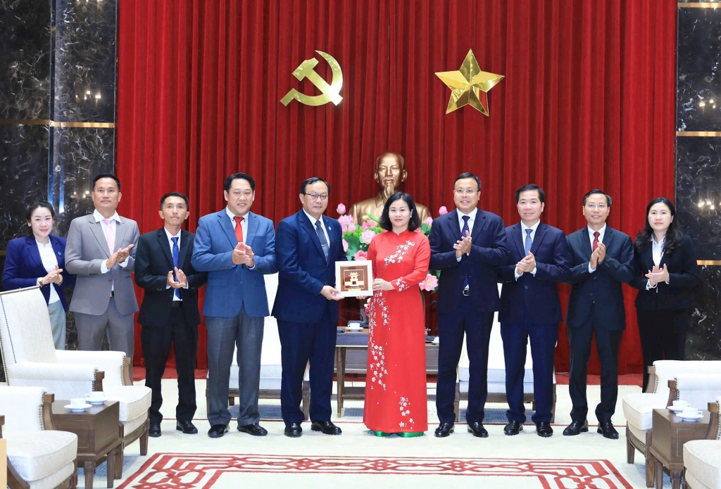 Phó Bí thư Thường trực Thành ủy Hà Nội Nguyễn Thị Tuyến tặng quà Đoàn công tác Liên hiệp Công đoàn Thủ đô Viêng Chăn. Ảnh: Quang Thái