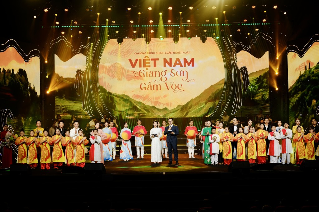 Hào hùng giai điệu “Việt Nam giang sơn gấm vóc”