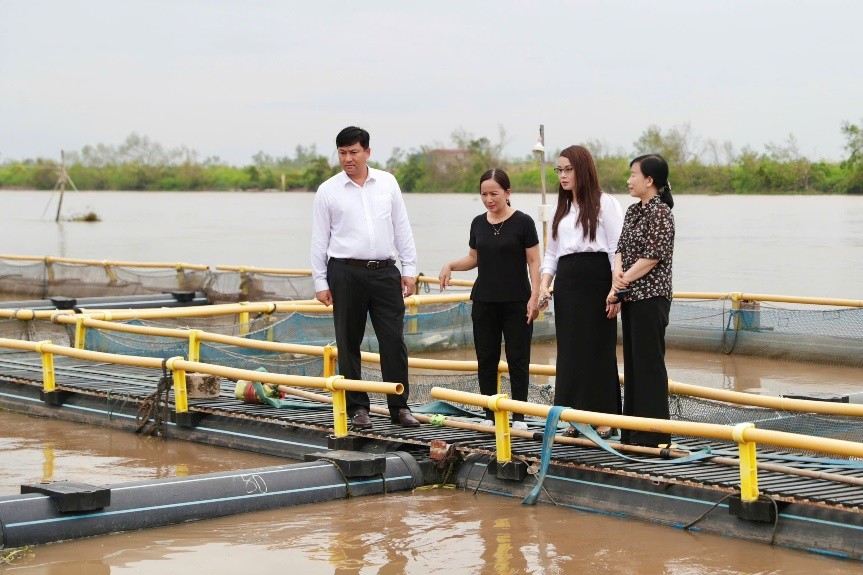 Đoàn công tác thăm hỏi, động viên khách hàng Phạm Văn Nhiêu tại huyện Tiên Lãng - Hải Phòng, bị thiệt hại khoảng 200 tấn cá giống, cá thịt (gồm cá lăng, cá tầm và cá diêu hồng) và 3 khu lán trại, thiệt hại ước tính 13 tỷ đồng