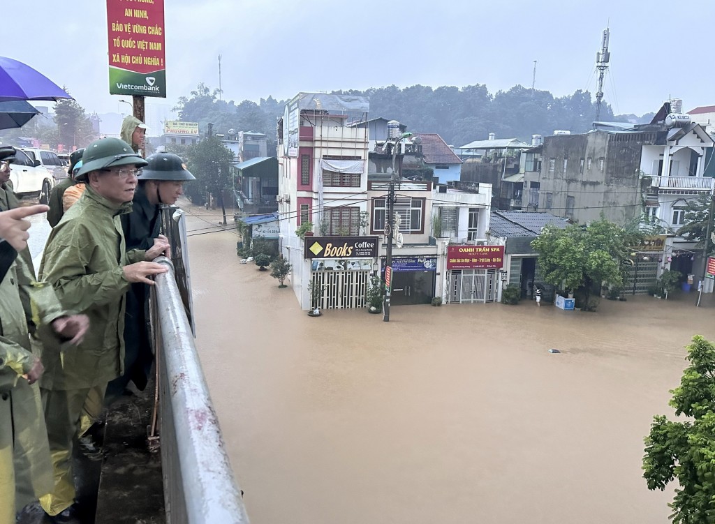 Phó Thủ tướng Lê Thành Long nhấn mạnh, sớm thông đường vào các khu vực bị cô lập để tiếp tế lương thực, thực phẩm, thuốc men cho người dân, không để người dân bị đói - Ảnh: VGP/Đức Tuân