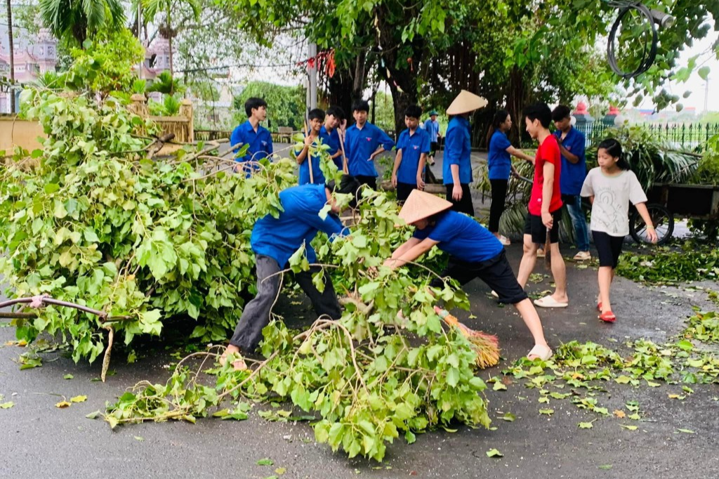 Tuổi trẻ Chương Mỹ tham gia khắc phục hậu quả bão số 3