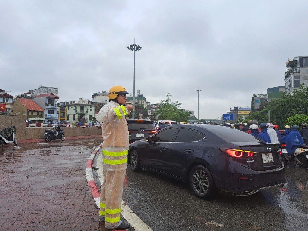 Lực lượng CSGT, TTGT Hà Nội ứng trực đảm bảo phân luồng giao thông cầu Chương Dương.