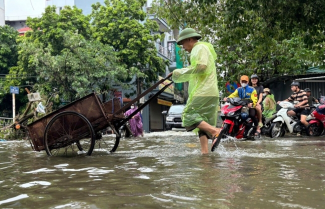Nước sông dâng cao, Hà Đông bị ngập úng nhiều điểm