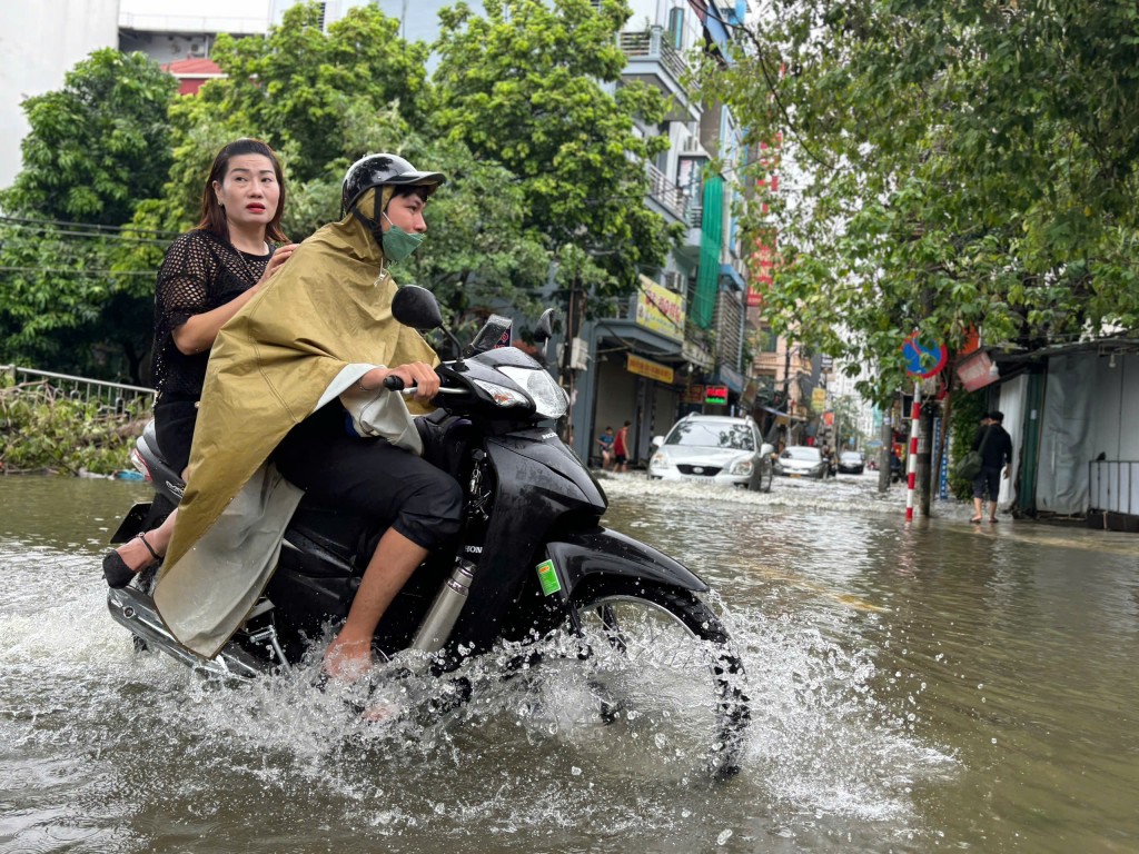 Nước sông dâng cao, Hà Đông bị ngập úng nhiều điểm