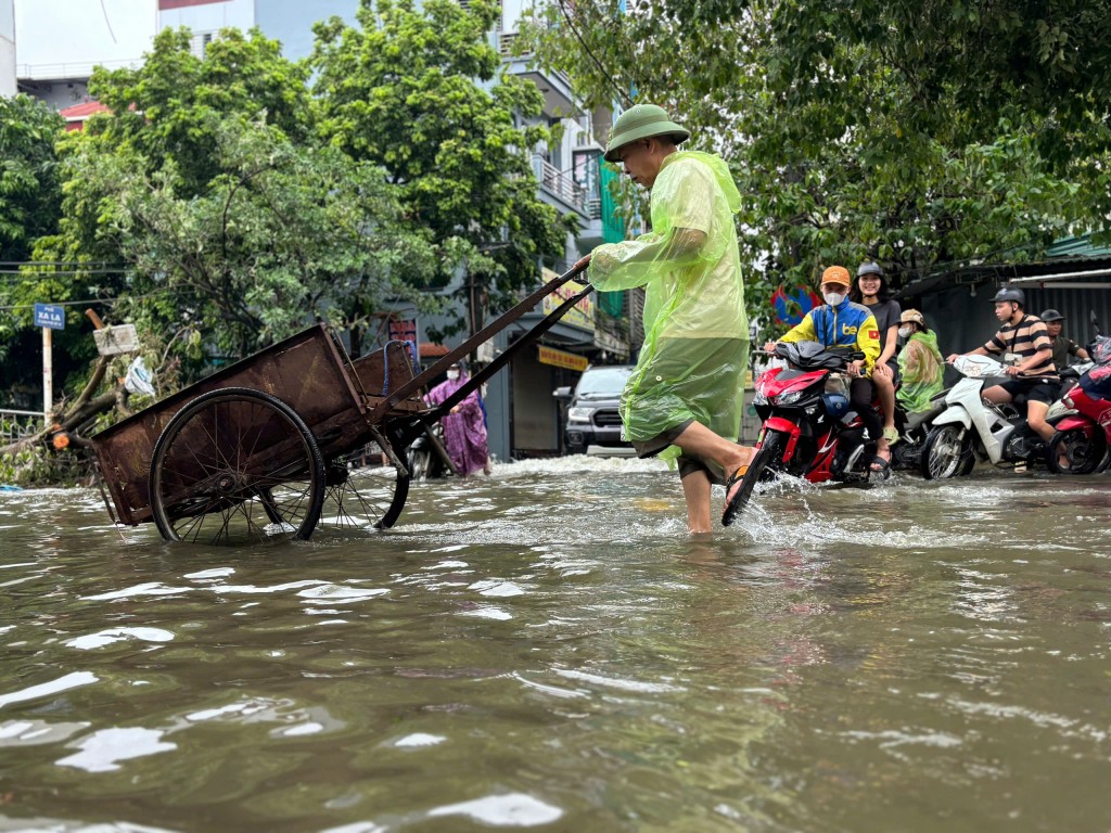 Nước sông dâng cao, Hà Đông bị ngập úng nhiều điểm