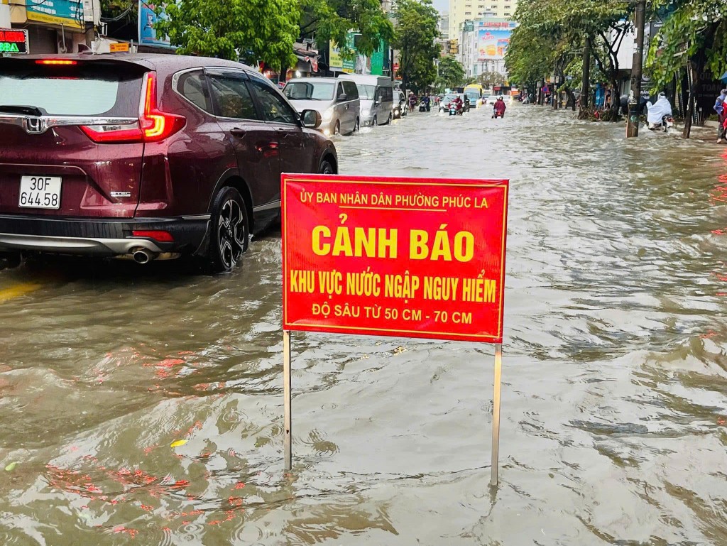 Nước sông dâng cao, Hà Đông bị ngập úng nhiều điểm
