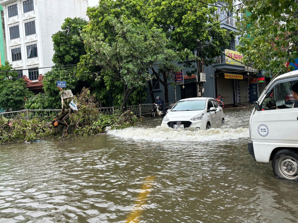 Nước sông dâng cao, Hà Đông bị ngập úng nhiều điểm
