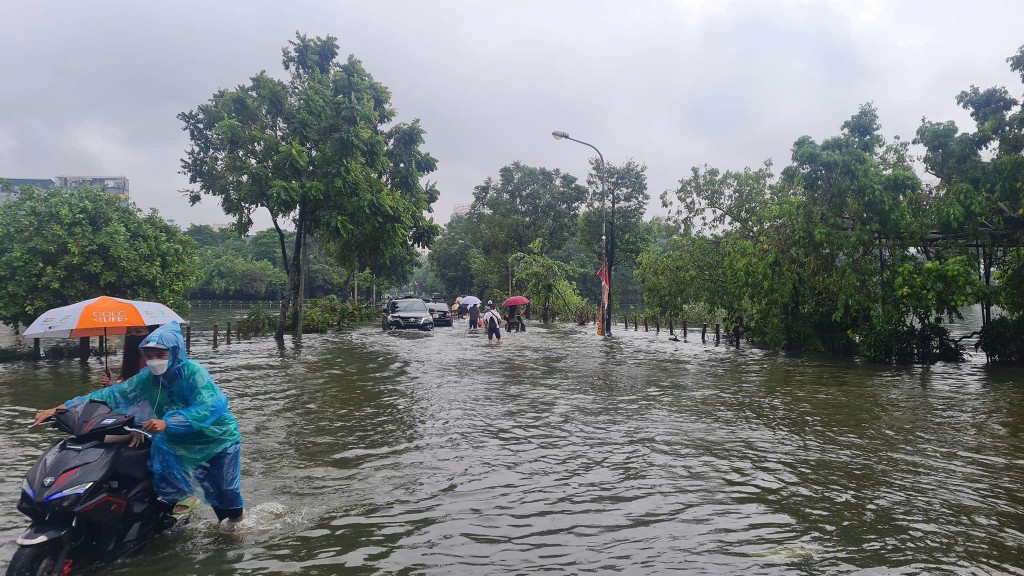 Nước sông dâng cao, Hà Đông bị ngập úng nhiều điểm