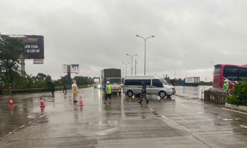 CSGT hướng dẫn phương tiện rẽ hướng khác, không vào cao tốc Pháp Vân - Cầu Giẽ.