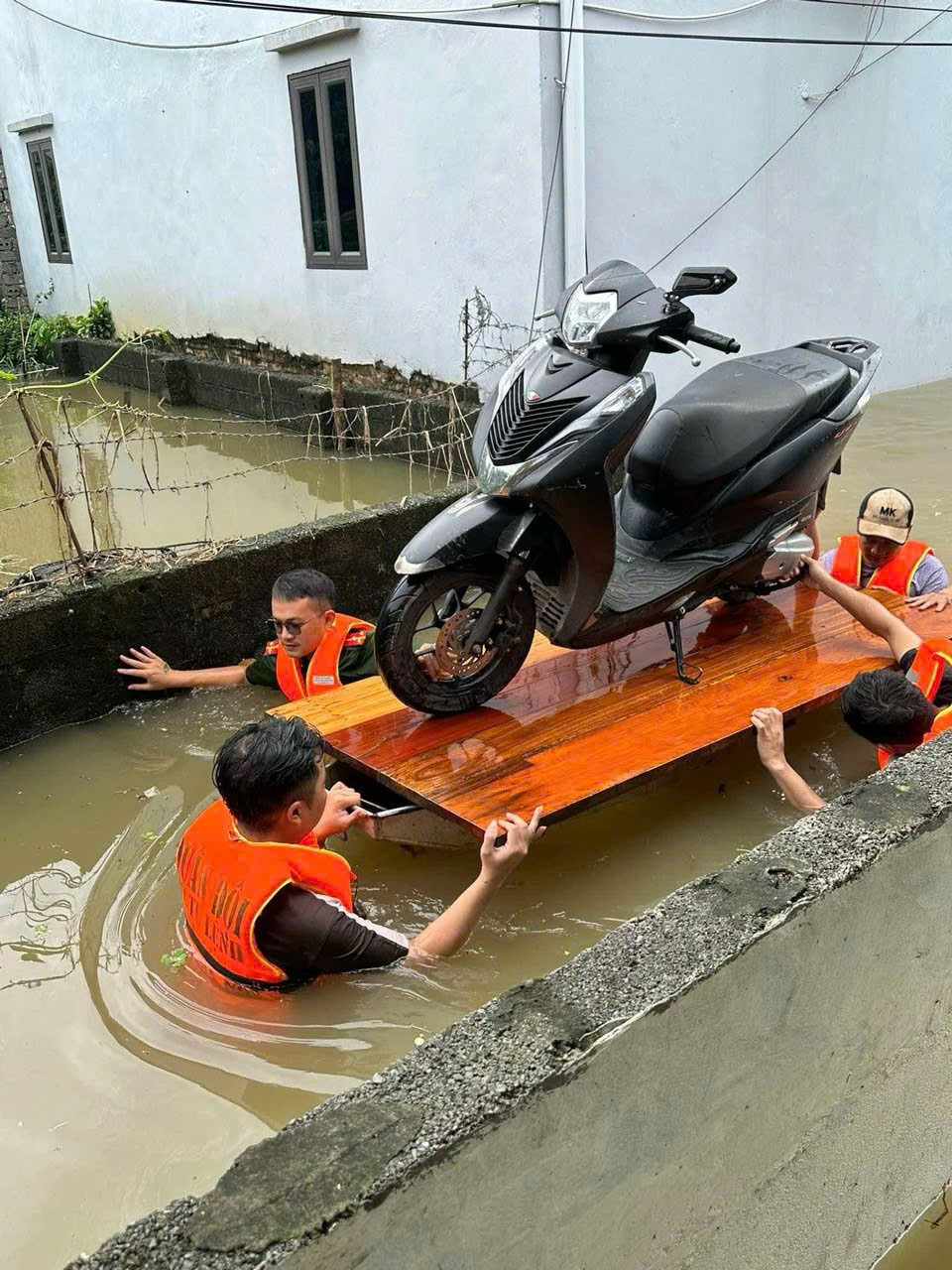 Tuổi trẻ huyện Chương Mỹ hỗ trợ người dân kê kích tài sản Tuổi trẻ huyện Chương Mỹ hỗ trợ người dân kê kích tài sản