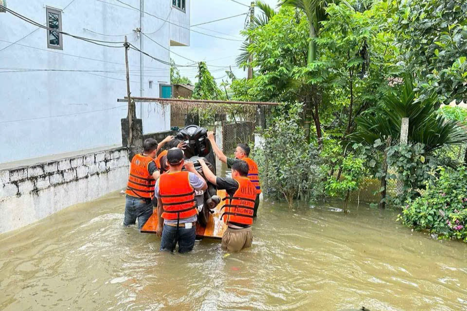 Thanh niên các vùng trũng hỗ trợ người dân phòng, chống lũ lụt