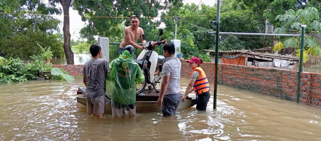 Tuổi trẻ Chương Mỹ giúp người dân di chuyển tài sản đến nơi an toàn