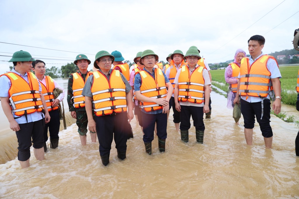 Thủ tướng yêu cầu kiểm soát chặt chẽ, hướng dẫn, hỗ trợ bảo đảm an toàn giao thông, nhất là tại các khu vực ngập sâu, nước chảy xiết, khu vực có nguy cơ sạt lở - Ảnh: VGP/Nhật Bắc