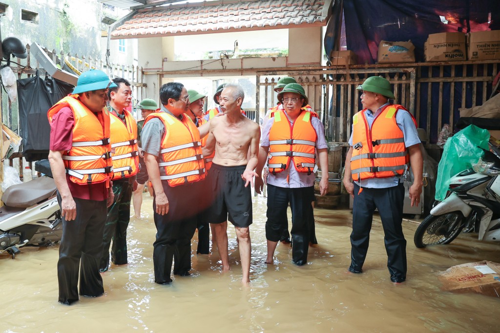 Thủ tướng vào thăm, động viên người dân xã Vân Hà bị nước lũ chia cắt - Ảnh: VGP/Nhật Bắc