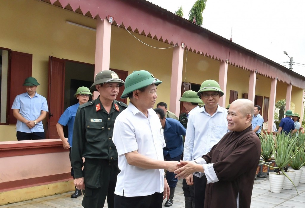 Phó Thủ tướng Hồ Đức Phớc trò chuyện, cảm ơn sư thầy tạo điều kiện về cơ sở vật chất, giúp bà con sơ tán, tránh lũ an toàn - Ảnh: VGP/Trần Mạnh