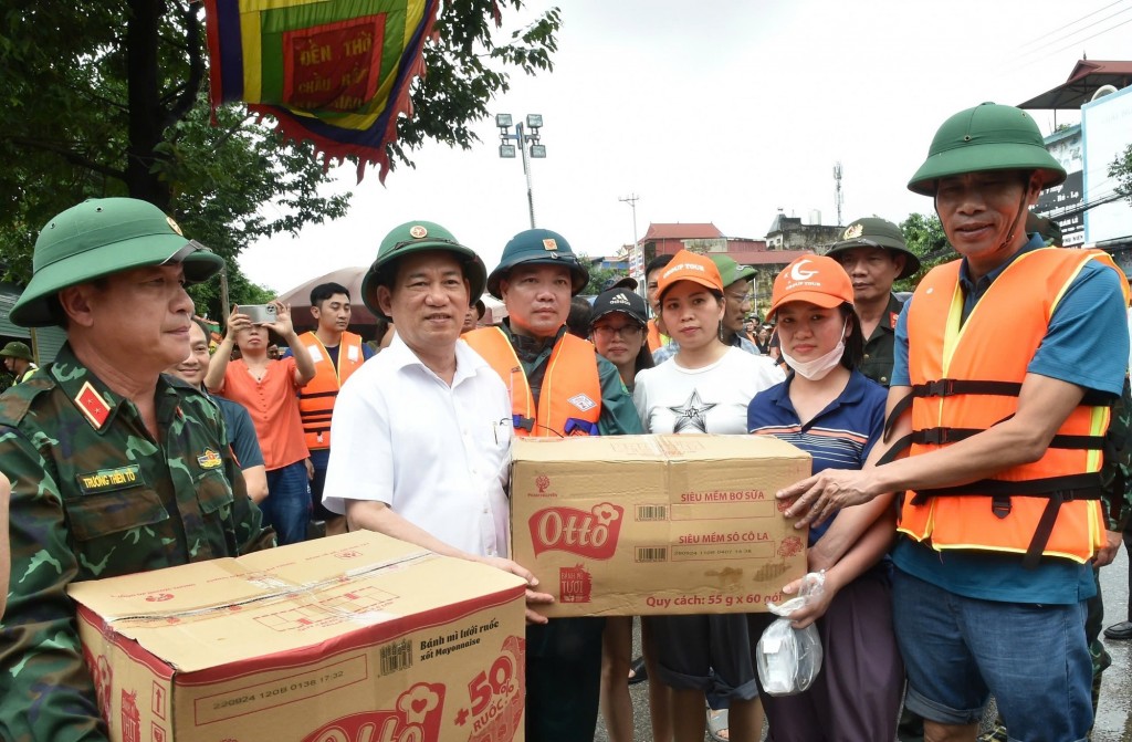 Phó Thủ tướng động viên lực lượng phòng, chống bão lụt tại phường Quang Vinh, TP. Thái Nguyên - Ảnh: VGP/Trần Mạnh