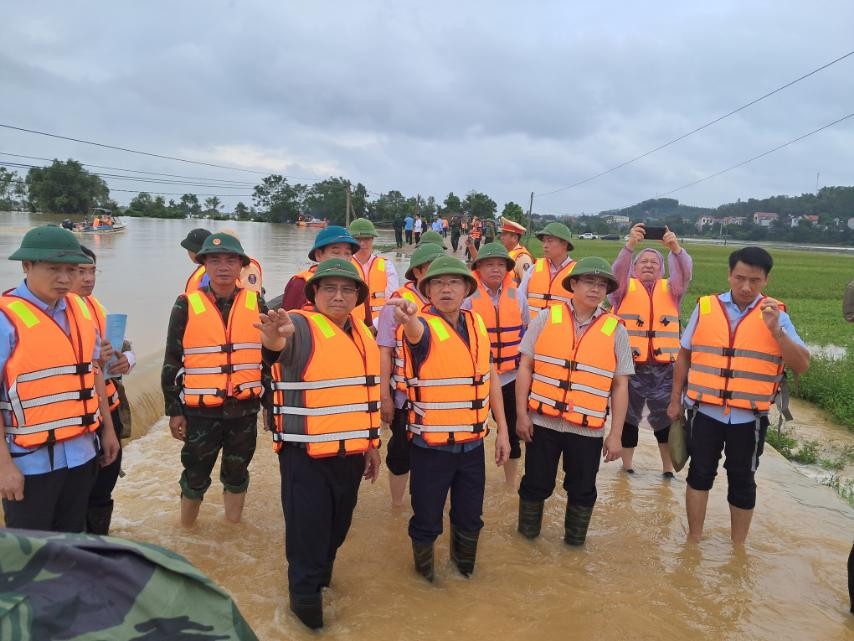 Thị sát tình hình lũ tại khu vực sông Cầu (giáp hai xã Tiên Sơn và xã Vân Hà, thị xã Việt Yên, Bắc Giang), Thủ tướng yêu cầu các cấp ủy, chính quyền, các cơ quan tiếp tục tập trung chỉ đạo, triển khai quyết liệt, kịp thời, hiệu quả công tác ứng phó thiên tai; rà soát kỹ, chủ động sơ tán, di dời dân cư khỏi khu vực mất an toàn, bảo đảm an toàn tính mạng cho người dân - Ảnh: VGP/Nhật Bắc