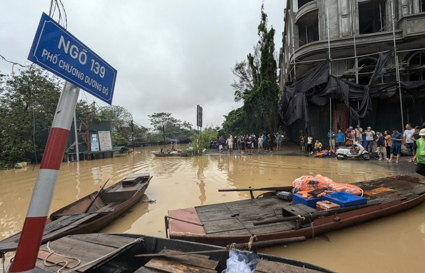 Hà Nội họp khẩn, chỉ đạo ứng phó lũ lớn trên các sông