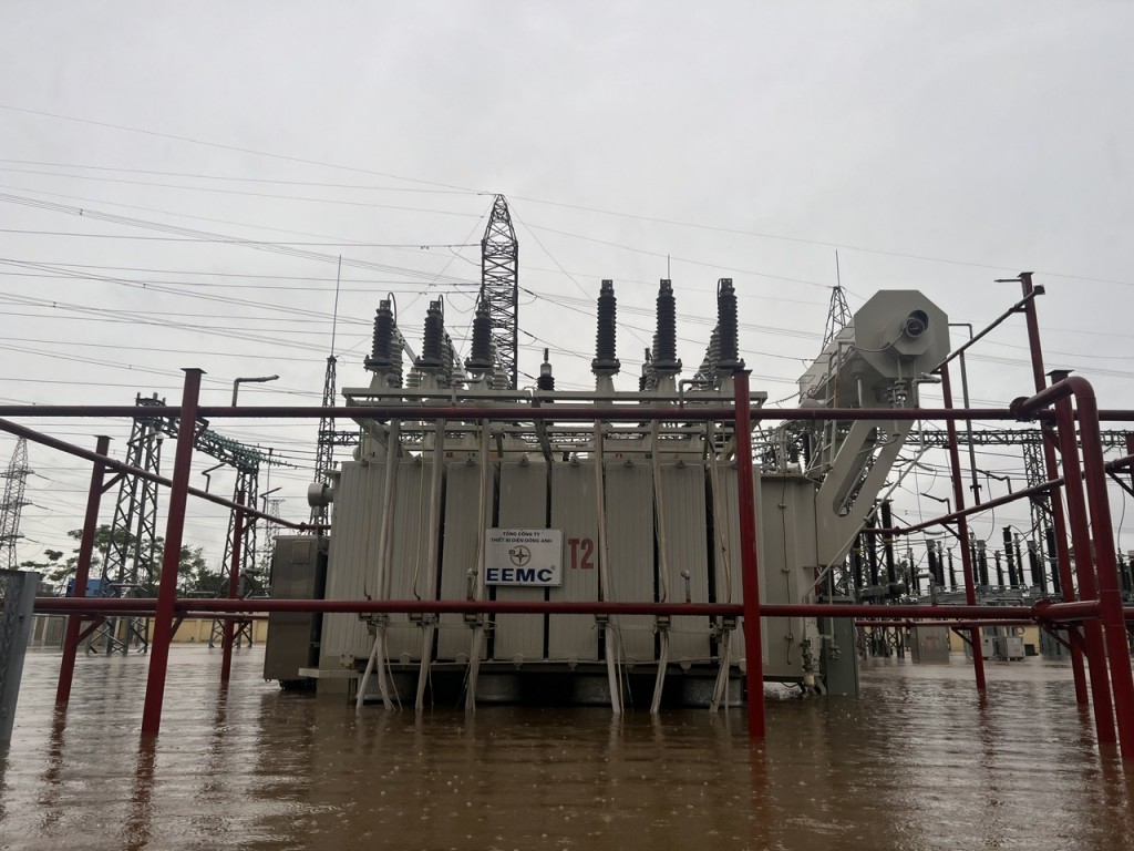 Trạm biến áp 110kV Thường Tín cũng bị cô lập hoàn toàn do ngập lụt