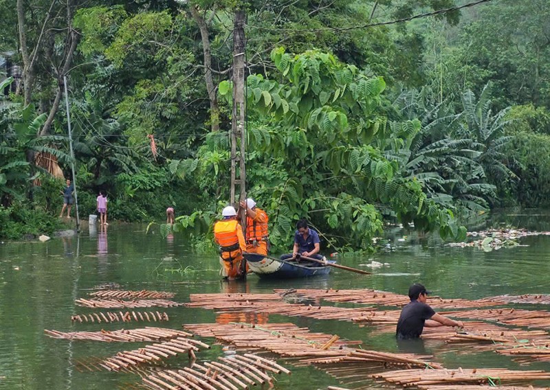 Tại tỉnh Yên Bái mưa to nước ngập rất nhiều nơi gây khó khăn cho việc di chuyển khắc phục sự cố