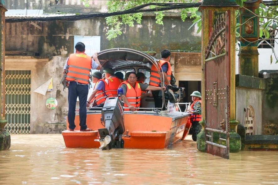 Thủ tướng Phạm Minh Chính thị sát tình hình ngập lụt trên địa bàn tỉnh Bắc Giang sáng 10/9 - Ảnh: VGP/Nhật Bắc