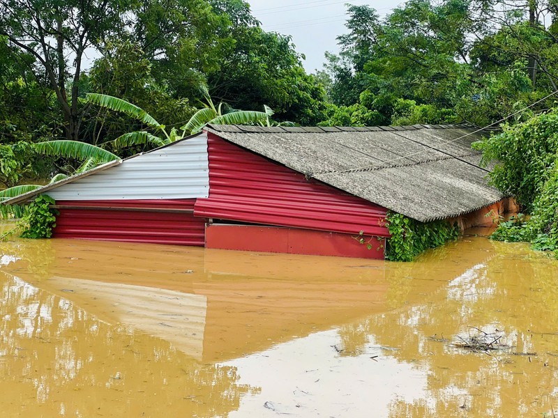 Nhà dân ở Tân Hưng, Sóc Sơn bị ngập gần áp mái