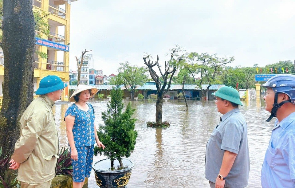 Kiểm tra công tác phòng, chống úng ngập tại các xã vùng bãi