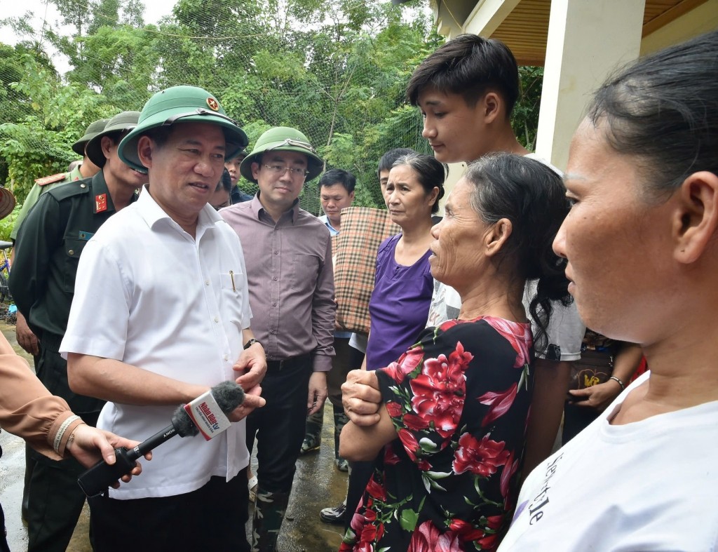 Phó Thủ tướng Hồ Đức Phớc thăm hỏi, động viên người dân tỉnh Bắc Kạn - Ảnh: VGP/Trần Mạnh