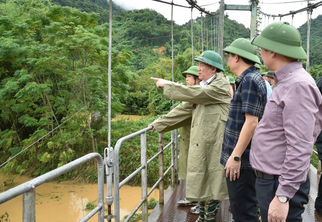 Phó Thủ tướng yêu cầu Bắc Kạn tập trung khắc phục các công trình hạ tầng; kiểm tra an toàn hệ thống cầu treo, đê đập, công trình thủy lợi - Ảnh: VGP/Trần Mạnh