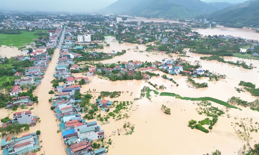 địa bàn huyện Sơn Động (Bắc Giang) bị chia cắt do nước lũ dâng cao.