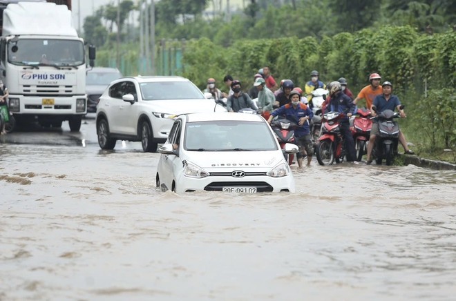 Hai bên đường gom Đại lộ Thăng Long và khu vực lân cận úng ngập nghiêm trọng. 