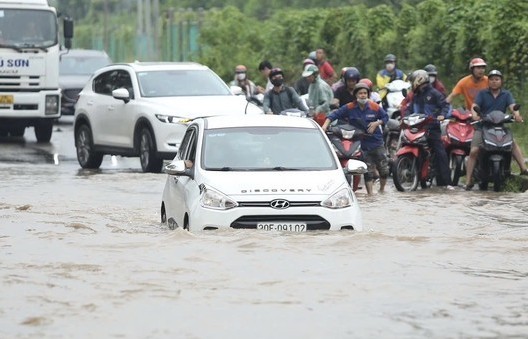 Hà Nội cấm xe đi đường gom đại lộ Thăng Long do ngập úng