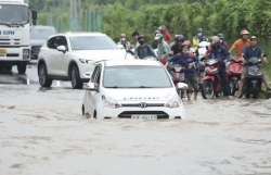 Hà Nội cấm xe đi đường gom đại lộ Thăng Long do ngập úng