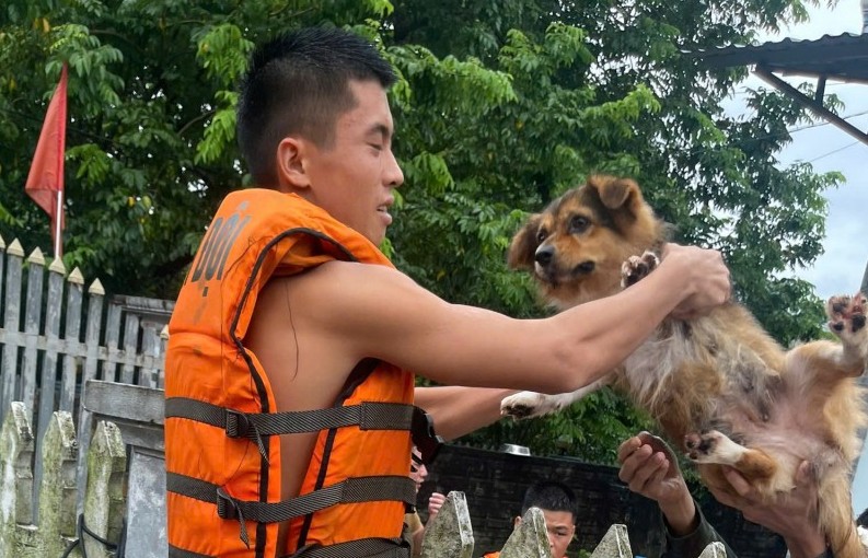 “Xuồng hơi”, “Xe bán tải” khẩn trương cứu hộ vùng bão, lũ