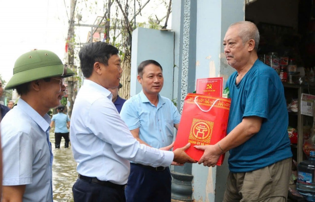 Thăm, động viên các hộ dân vùng ngập lụt huyện Quốc Oai