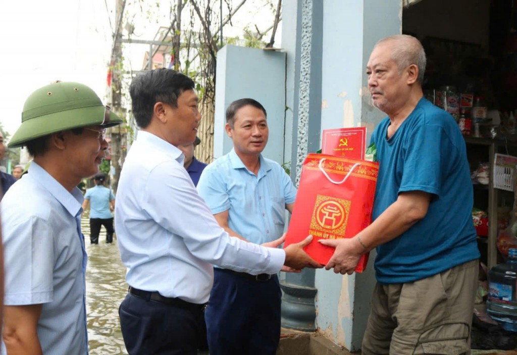 Thăm, động viên các hộ dân vùng ngập lụt huyện Quốc Oai