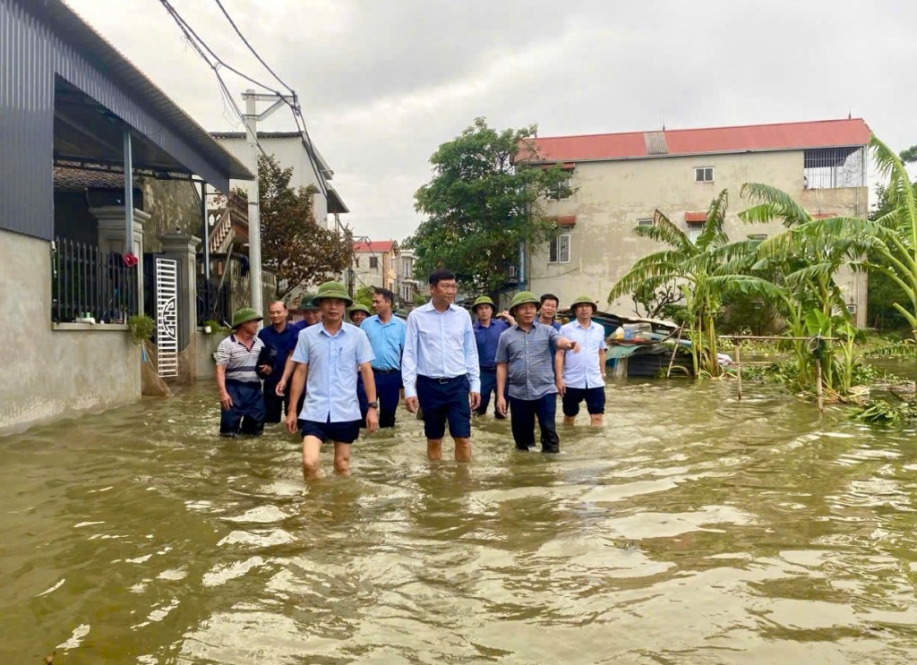 Thăm, động viên các hộ dân vùng ngập lụt huyện Quốc Oai