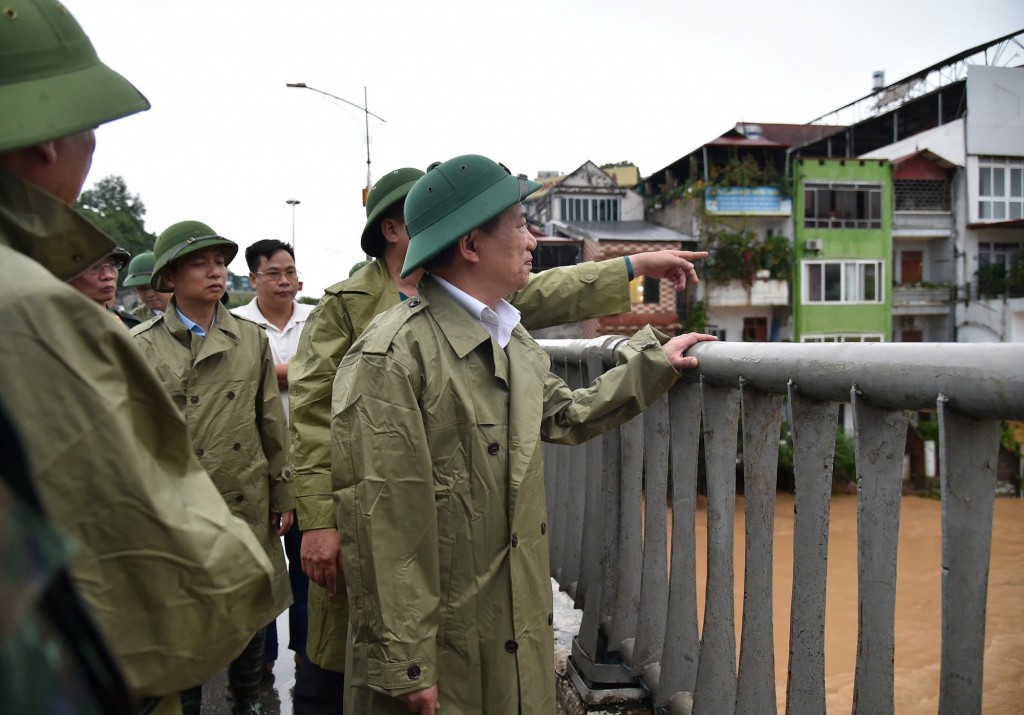 Phó Thủ tướng Hồ Đức Phớc thị sát cầu Sông Hiến, thành phố Cao Bằng - Ảnh: VGP/Trần Mạnh