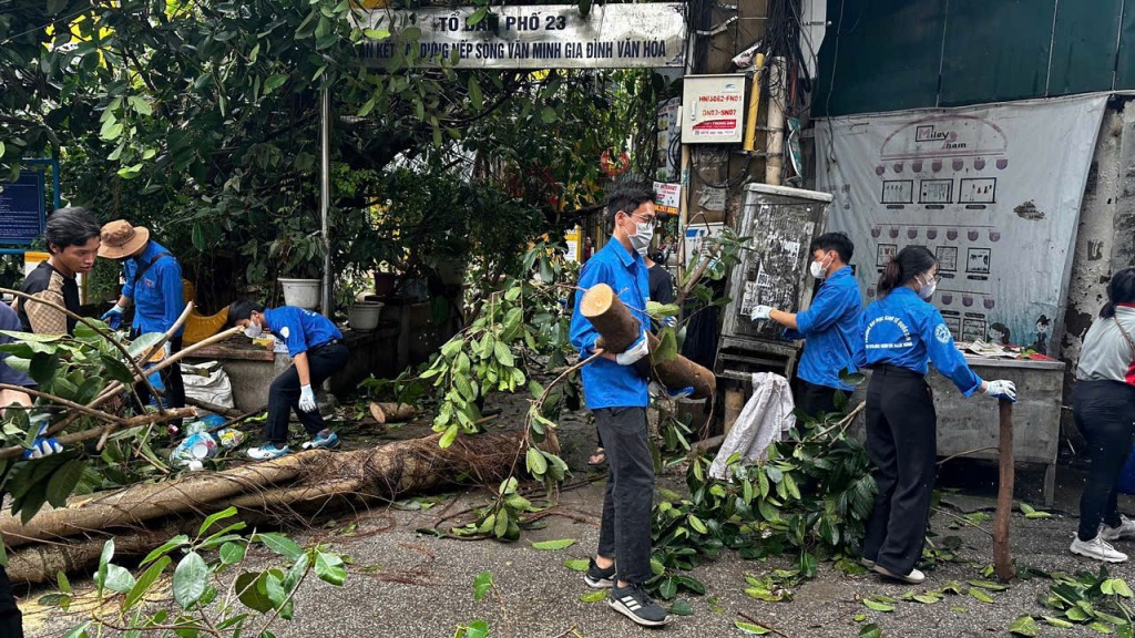 Lực lượng thanh niên tình nguyện hỗ trợ người dân khắc phục hậu quả do cơn bão số 3 