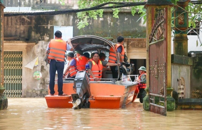 Bảo đảm an toàn đê điều, hồ đập, triển khai phương tiện hỗ trợ người dân